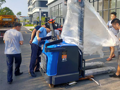 科力電動(dòng)堆高車(chē)進(jìn)行裝卸、堆高、堆垛和短距離運(yùn)輸作業(yè)